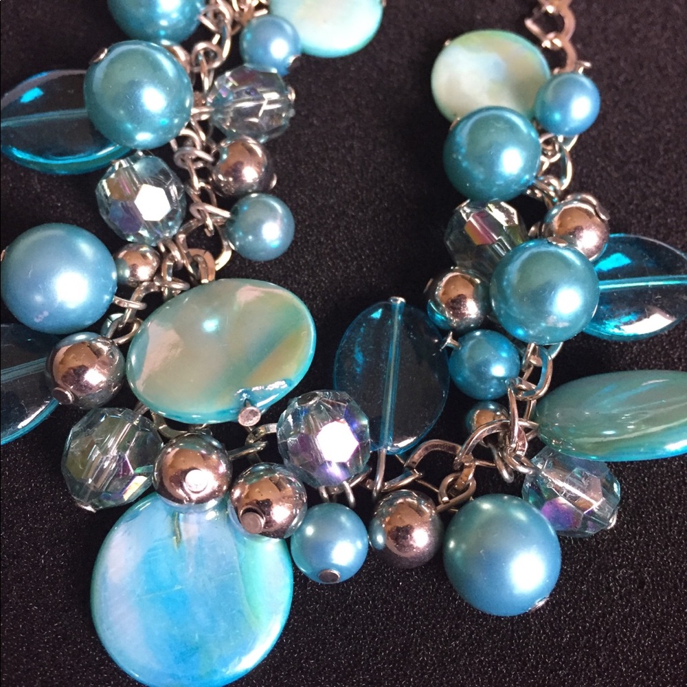 Turquoise beaded neck also and earrings